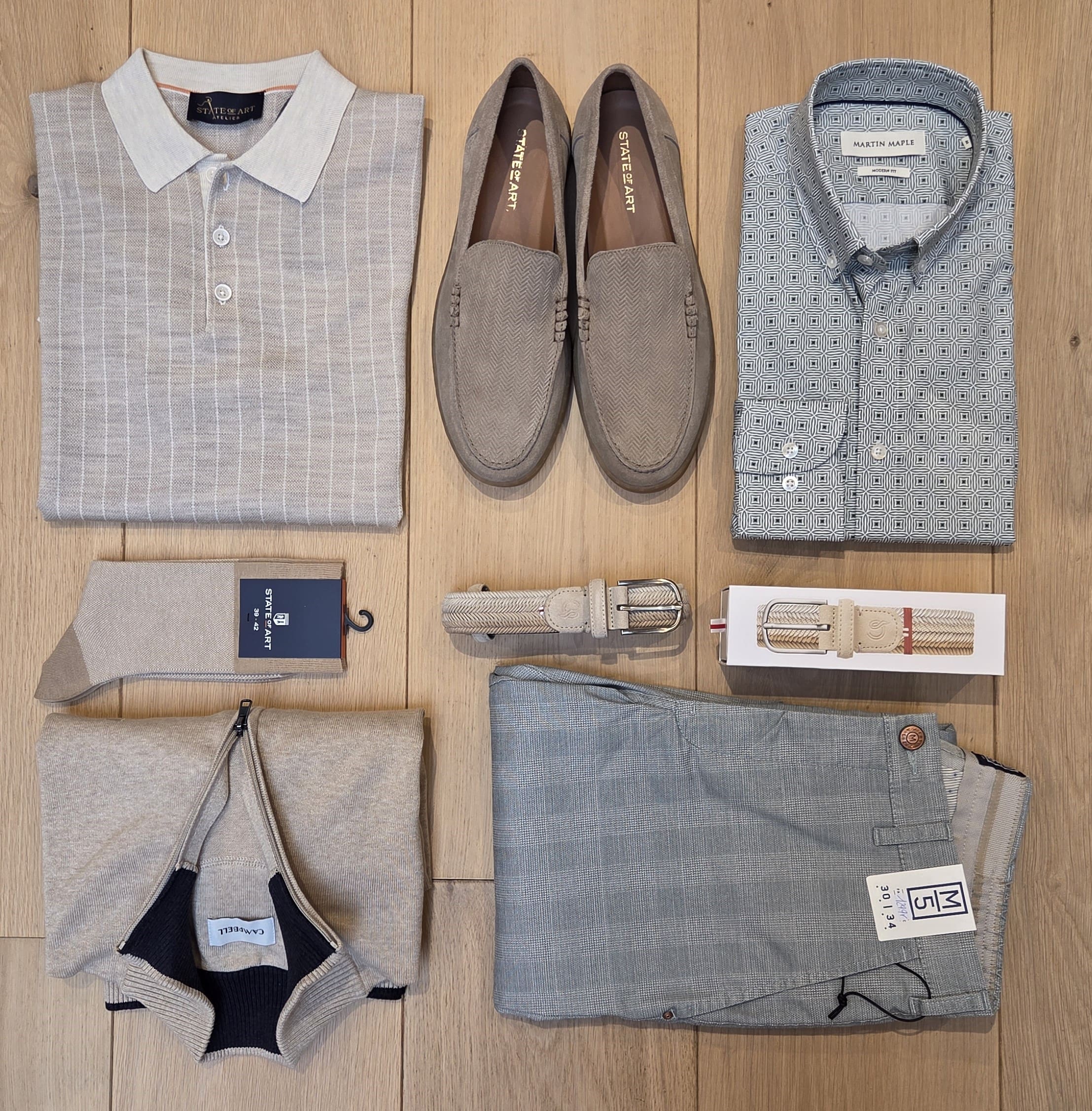 Elegante voorjaarsoutfit met beige polo, lichte broek en suede schoenen – herenmode lente De Gouden Schaar