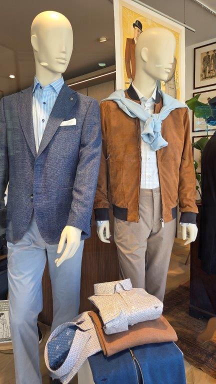 Nieuwe lente etalage met herenkleding bij De Gouden Schaar op de Veemarkt in Tienen